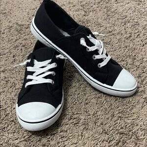 EUC Maurices Classic Black and White Canvas Sneakers